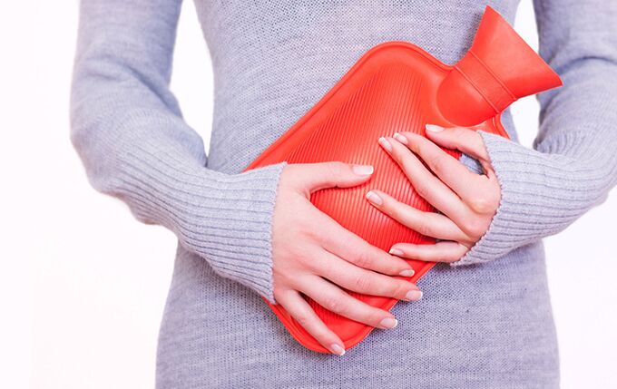Applying a hot compress to the abdomen will help reduce symptoms of cystitis for women.